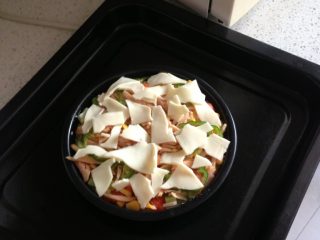 3、焗饭（米饭披萨）,这盘用的芝士片