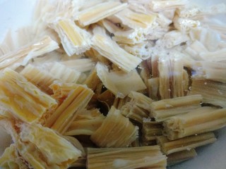 1、夏日凉爽凉拌菜——腐竹花生米,腐竹剪成小段，用清水浸泡，泡软为止。