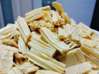 2、夏日凉爽凉拌菜——腐竹花生米,泡软后用清水冲洗干净，攥净水分。