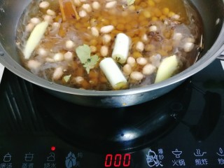 3、夏日凉爽凉拌菜——腐竹花生米,花生米，清水，葱姜，香料，盐，生抽倒入锅中，大火煮开后转中火煮二十分钟到半小时。