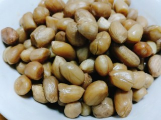 5、夏日凉爽凉拌菜——腐竹花生米,用水冲洗干净沥干水分。