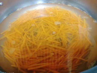 6、夏日凉爽凉拌菜——腐竹花生米,胡萝卜去皮切丝，放在热水锅中汆烫半分钟左右