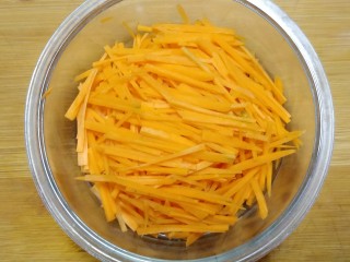 7、夏日凉爽凉拌菜——腐竹花生米,捞出用凉水冲几遍降温，沥干。