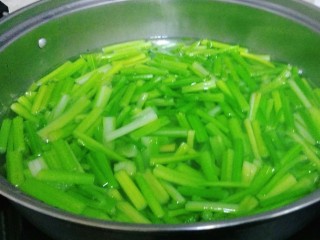 8、夏日凉爽凉拌菜——腐竹花生米,芹菜洗净切段，放入热水锅中煮个三四分钟。