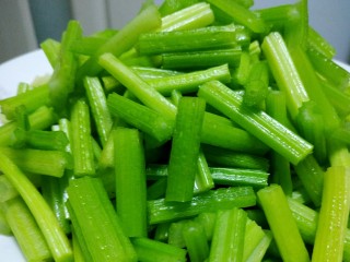 9、夏日凉爽凉拌菜——腐竹花生米,捞出冲凉，沥干。