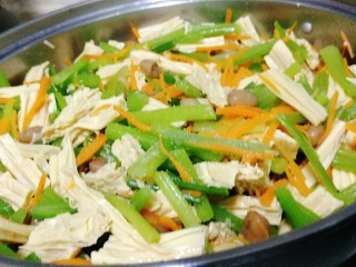 10、夏日凉爽凉拌菜——腐竹花生米,把胡萝卜，花生米，腐竹，芹菜放入大的盆里，撒上盐和味精，拌匀即可。