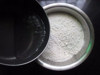 1、花式鸡蛋饼,面粉400克倒入盆中，边倒热水边用筷子搅拌成絮状