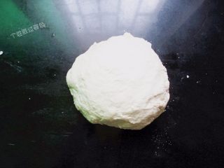 2、花式鸡蛋饼,稍放一会儿不烫手后揉成光滑的面团，盖上保鲜膜醒上20～30分钟