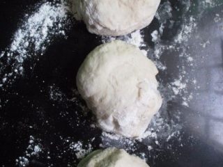 3、花式鸡蛋饼,面醒好后揉成光滑的面团，分成几份