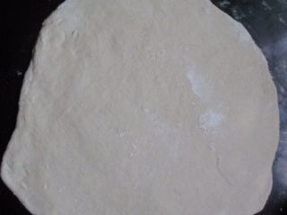 4、花式鸡蛋饼,把面团再揉下，擀成厚度为3mm的面片