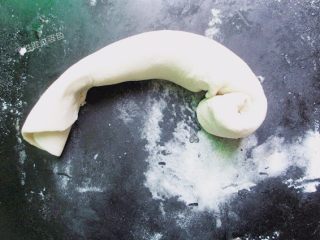 7、花式鸡蛋饼,把面团卷成圆形