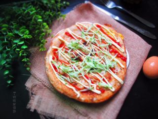 15、花式鸡蛋饼,挤上沙拉酱。番茄酱，撒上一点黄瓜丝就可以开吃了