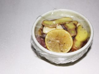 6、几乎无油的“炸”猪排,然后保鲜膜包好。我是当早餐吃的，一般晚上进行。早上做。腌制了一晚上很入味啦！如果没时间也要起码腌制一小时哟！答应我！