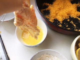 12、几乎无油的“炸”猪排,拎起来，继续放回面粉中！然后再回蛋液中。反复在面粉和蛋液中来来去去。话说这是一块繁忙的排骨！就像我们女生洗脸。冷热水交替才更水灵呀！