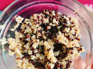 2、藜麦水果披萨,三色黎麦提前浸泡1小时，倒入沸水中煮25分钟，至黎麦熟透。捞起黎麦，沥干备用，煮熟的金币，像不像发芽的种子吖哈哈