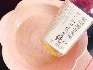 3、藜麦水果披萨,锅底刷油