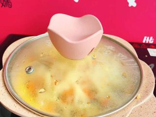 7、藜麦水果披萨,盖上盖子，小火焖5分钟