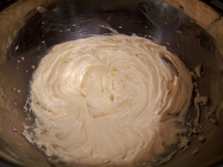 3、酥掉渣的饼干,黄油用电动打蛋器打发至颜色变浅，体积蓬松。