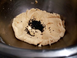 8、酥掉渣的饼干,加黑芝麻3克