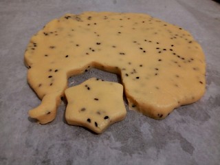 11、酥掉渣的饼干,用模具印出你想要的形状（印的时候，从边缘开始印，这样可以印的多，减少反复擀面团）