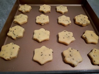 12、酥掉渣的饼干,开始印之前，就可以去预热烤箱，180度，预热10分钟（预热好的烤箱，发热管肯定会变黑的，就说明预热好了）用一个六角星模具印好，做了15个，直到印好全部的面团（擀一个圆，印几个，剩下的再擀，再印，）我这是28*28的不粘烤盘，如果家里是一般的烤盘，可以垫一张油纸，防粘