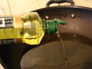 1、用香水的制作方法熬一碗葱油,食用油倒入锅中烧热。