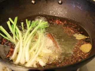 2、用香水的制作方法熬一碗葱油,放入包括葱白，蒜瓣，以及所有的干性香料