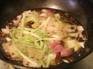 3、用香水的制作方法熬一碗葱油,洋葱切块，放入油锅，