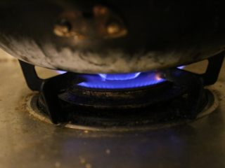 4、用香水的制作方法熬一碗葱油,全程小伙熬制。