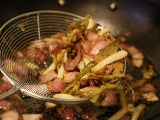 5、用香水的制作方法熬一碗葱油,熬到湿性食材（如洋葱、葱白等）变焦黄，用油篱捞出所有的食材。
