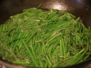 6、用香水的制作方法熬一碗葱油,不用关火，继续小火烧油，放入葱绿段。