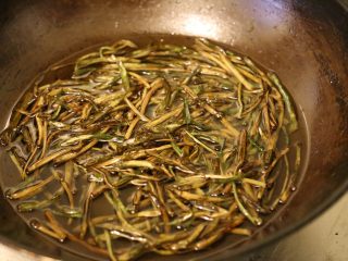 7、用香水的制作方法熬一碗葱油,熬至葱绿变枯/(ㄒoㄒ)/~~？？？，就可以关火。