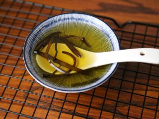 8、用香水的制作方法熬一碗葱油,等待葱油放凉。