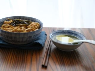 11、用香水的制作方法熬一碗葱油,熬了一罐葱油，要怎么吃？葱油拌面、葱油汤面、葱油手撕鸡、葱油饼、葱油饼干……几乎所有能够想到的方式，尽情发挥啦。葱油面