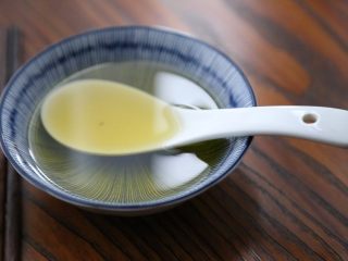 9、用香水的制作方法熬一碗葱油,用油沥过滤掉枯焦的葱叶，装罐密封保存，可以用很久。