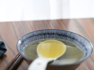 10、用香水的制作方法熬一碗葱油,通常的话，我晚上熬好，直接盖上锅盖，浸泡一晚，第二天再过滤装瓶。