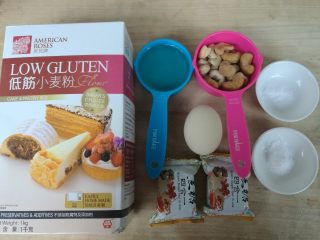 1、黑糖腰果酥,准备好材料。