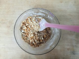 6、黑糖腰果酥,加入切碎的腰果。（预留出表面装饰用的）