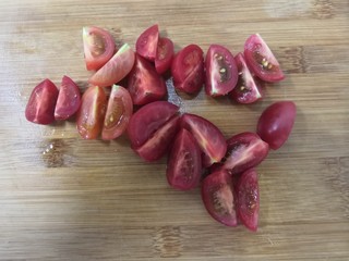 11、小番茄生瓜捞,小番茄，洗干净，切小块