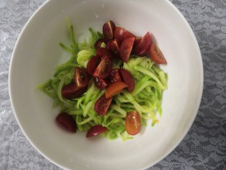 12、小番茄生瓜捞,把生瓜丝儿和小番茄，倒入碗中