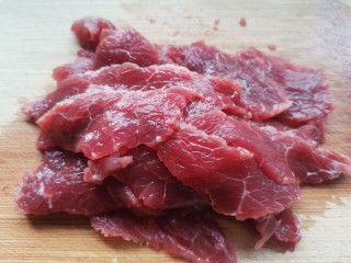 1、黑椒牛肉披萨,牛肉放水里浸泡半小时去血汁，切成薄片