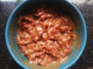 2、黑椒牛肉披萨,装入碗中，加入蚝油，生抽，'葱姜水，盐，白糖，黑胡椒汁，淀粉搅拌均匀提前腌制2小时