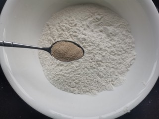 3、黑椒牛肉披萨,面粉中加入酵母粉