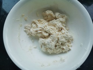 4、黑椒牛肉披萨,加入温水搅拌成絮状