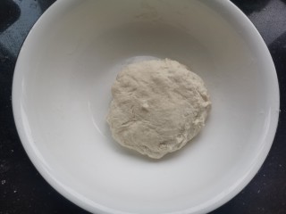 5、黑椒牛肉披萨,揉成面团