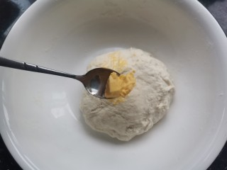 6、黑椒牛肉披萨,加入黄油继续揉成光滑的面团，盖上保鲜膜醒发至两倍大