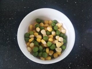 7、黑椒牛肉披萨,青豆玉米粒洗净