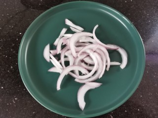 8、黑椒牛肉披萨,洋葱切丝