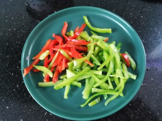 9、黑椒牛肉披萨,青红椒切丝