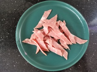 10、黑椒牛肉披萨,培根切成小片